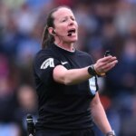 Rozhodkyňa Stacey Pearsonová gestikuluje počas semifinálového zápasu Adobe Women's FA Cup medzi Manchester City a Manchester United na štadióne Joie 13. apríla 2025 v Manchestri v Anglicku.