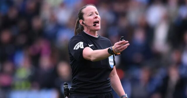 Futbalový klub dostal pokutu za sexistické zaklínanie stúpencov na rozhodcovských Rozhodkyňa Stacey Pearsonová gestikuluje počas semifinálového zápasu Adobe Women's FA Cup medzi Manchester City a Manchester United na štadióne Joie 13. apríla 2025 v Manchestri v Anglicku.
