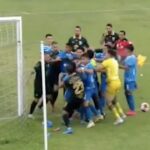 Futbalový oblek sa dostáva do nepokoja, pretože policajti používajú slzný plyn a 7 poslali|Futbal|Športové aktivity