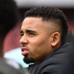 Gabriel Jesus sleduje zahrievanie Arsenalu v máji 2025