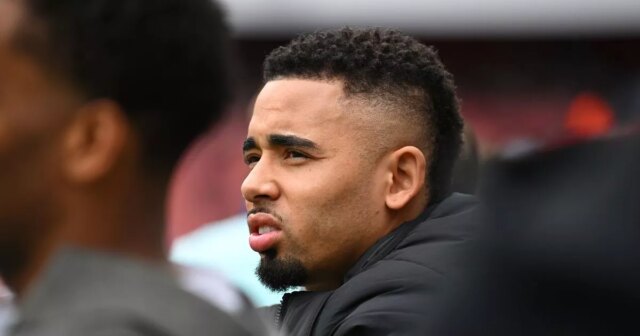 Gabriel Jesus sleduje zahrievanie Arsenalu v máji 2025