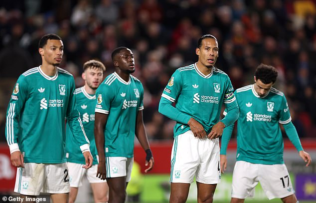 Gary Neville nazval hráča Liverpoolu nevyhnutnou sekerou kvôli skutočnosti, že Liverpool klesol na štvrtú prehru v Premier League proti Brentfordu za sebou