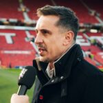 Gary Neville hovorí do mikrofónu
