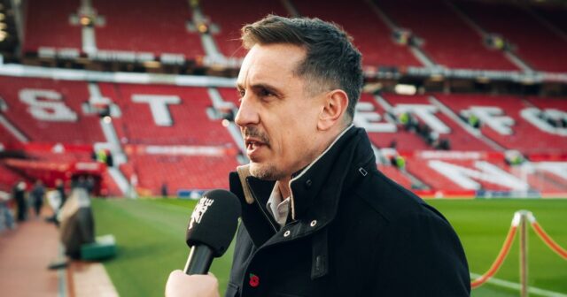 Gary Neville ukončil výkop v Liverpoole pred pomocou Toolbox, aby Gary Neville hovorí do mikrofónu