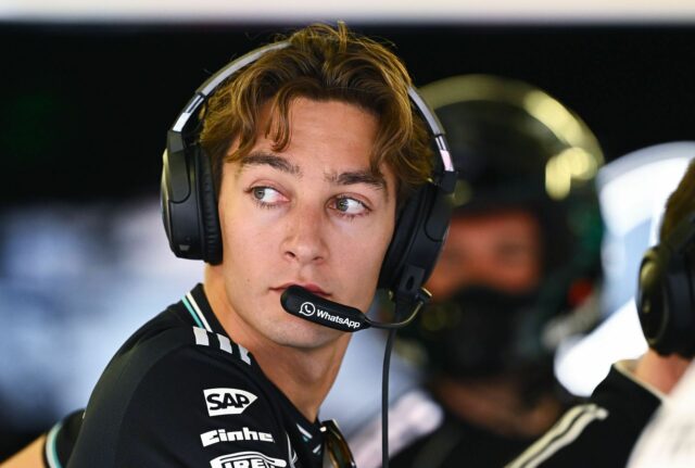 George Russell pred stretnutím praktického lekára v Mexiku diskutuje o George Russell z Mercedesu a Alexander Albon z Williamsu na Autodromo Hermanos Rodriguez. Zdroj: Getty