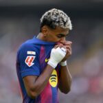 Gerard Pique chráni Lamine Yamal