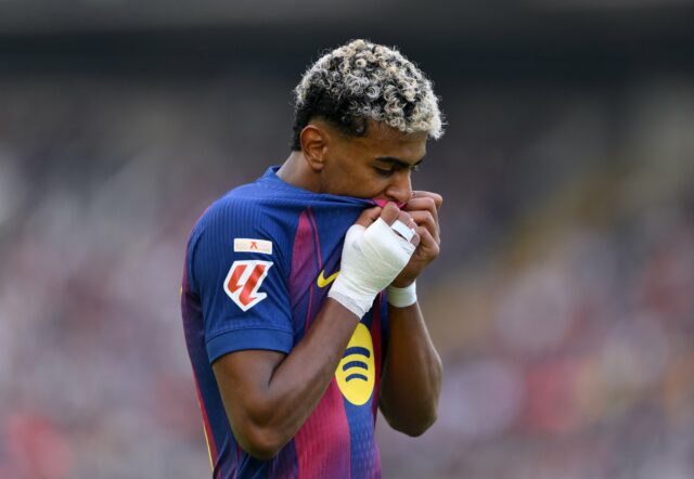Gerard Pique chráni Lamine Yamal Gerard Pique chráni Lamine Yamal
