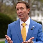 Guv Louisiany vyhlasuje, že odoberie orgánom LSU právomoc pri hľadaní mentorov