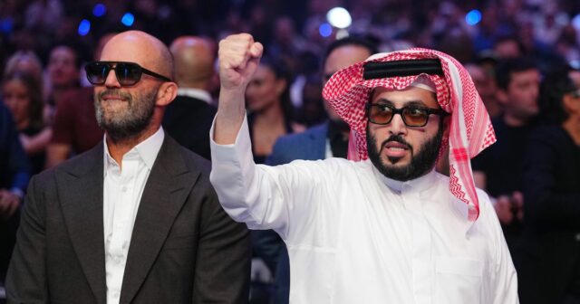 Jason Statham a Turki al-Sheikh sa zúčastňujú nesporného a prsteňového časopisu Super Middleweight Championship na Allegiant Stadium