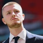 Adam Wharton z Crystal Palace sa pozerá na kontrolu ihriska pred finálnym zápasom Emirates FA Cupu medzi Crystal Palace a Manchester City