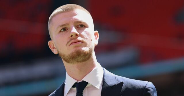 Adam Wharton z Crystal Palace sa pozerá na kontrolu ihriska pred finálnym zápasom Emirates FA Cupu medzi Crystal Palace a Manchester City