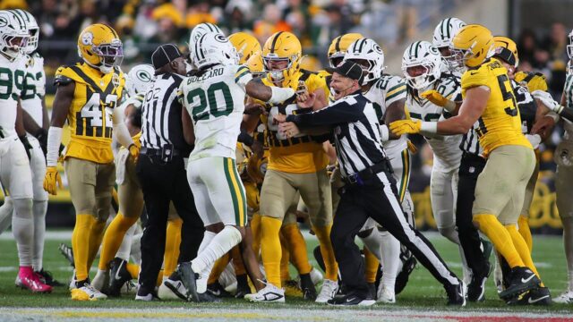 Hádka Packers-Steelers končí zrazením rozhodcov k zemi Hádka Packers-Steelers končí zrazením rozhodcov k zemi