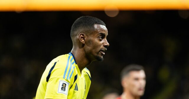 Alexander Isak z Liverpoolu vynechal niekoľko veľkých šancí, keď Švédsko prehralo 1-0 pre Kosovo v dôležitom kvalifikácii svetového pohára