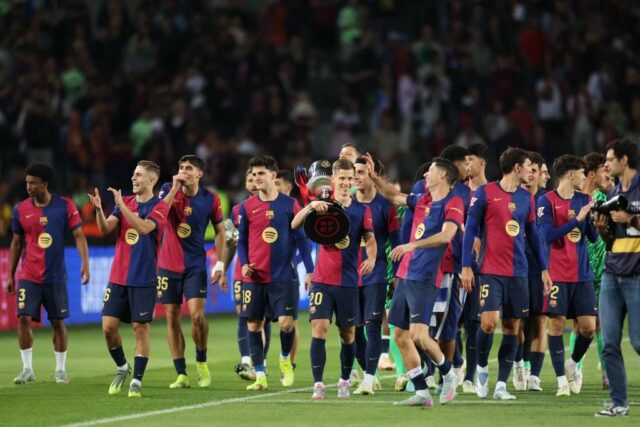 Hansi Flick víta jednu barcelonskú celebritu po získaní Girony 

