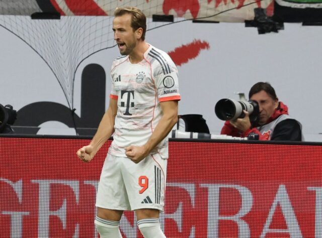 Harry Kane skóre proti Eintracht Frankfurt pre Bayern Mníchov