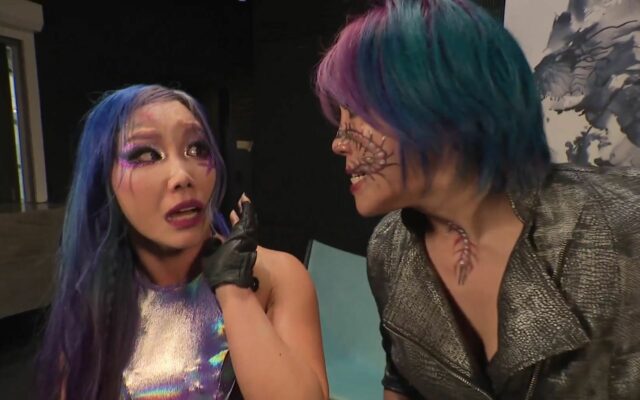 (Hodinky) Ohromujúca minúta sa koná v zákulisí na RAW medzi Asukou a Kairi Sane 


