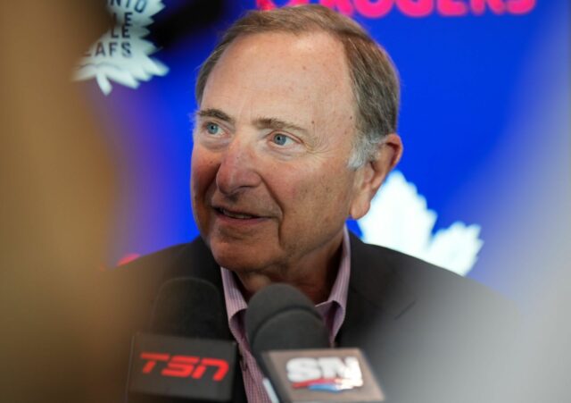 Hokej „nie je ohrozený vonkajšími vplyvmi“ je presvedčený, že NHL ovládol Gary Bettman v dôsledku povestí o stávkovaní v NBA 

