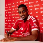 Howe diskutuje o Isakovej perspektívnej chirurgickej liečbe po úplne novom zranení slabín v Liverpoole