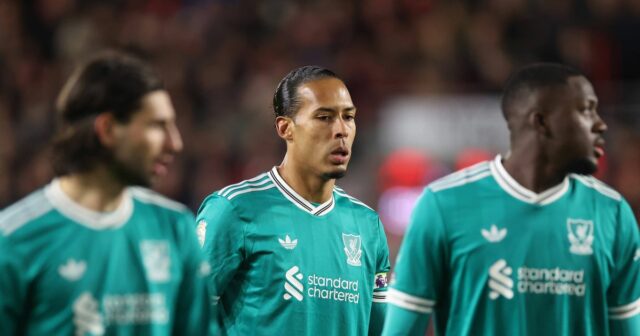 Hráč Liverpoolu skóroval, keď Mohamed Salah a Virgil van Dijk Hráči Liverpoolu kráčajú ďalej
