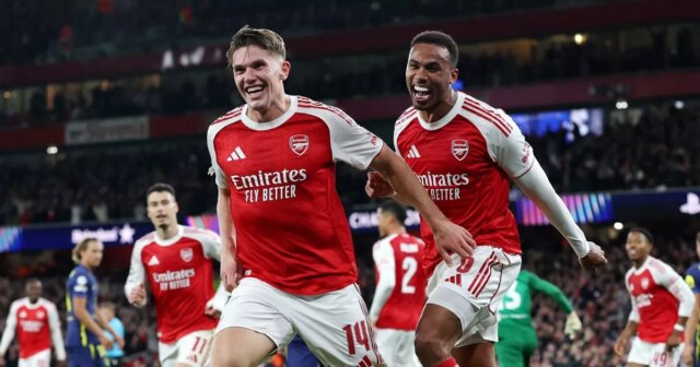     Viktor Gyoekeres z Arsenalu oslavuje