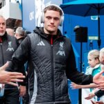 Arne Slot prichádza na štadión pred zápasom Premier League medzi Chelsea a Liverpoolom na Stamford Bridge.