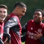 Viktor Gyoekeres, William Saliba, Myles Lewis-Skelly a Mikel Merino z Arsenalu interagujú počas tréningu v Sobha Realty Training Center
