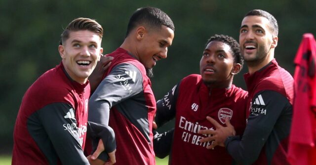 Hviezda Arsenalu hovorí o veľkých obavách a navrhuje radikálnemu hráčovi Viktor Gyoekeres, William Saliba, Myles Lewis-Skelly a Mikel Merino z Arsenalu interagujú počas tréningu v Sobha Realty Training Center