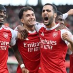 Martin Zubimendi oslavuje prvý gól svojho tímu so spoluhráčmi Noni Madueke, Mikel Merino a Riccardo Calafiori z Arsenalu počas zápasu Premier League medzi Arsenalom a Nottinghamom Forest.