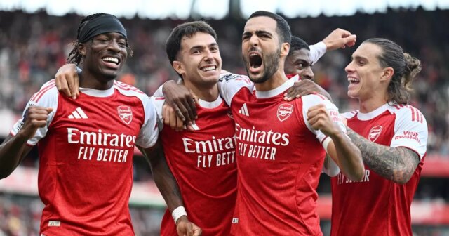 Martin Zubimendi oslavuje prvý gól svojho tímu so spoluhráčmi Noni Madueke, Mikel Merino a Riccardo Calafiori z Arsenalu počas zápasu Premier League medzi Arsenalom a Nottinghamom Forest.