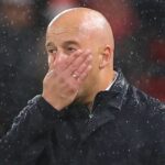 Arne Slot z Liverpoolu vyzerá skľúčene po tom, čo Ismaila Sarr z Crystal Palace (bez obrázku) strelil druhý gól svojho tímu počas zápasu štvrtého kola Carabao Cupu medzi Liverpoolom a Crystal Palace na Anfielde.