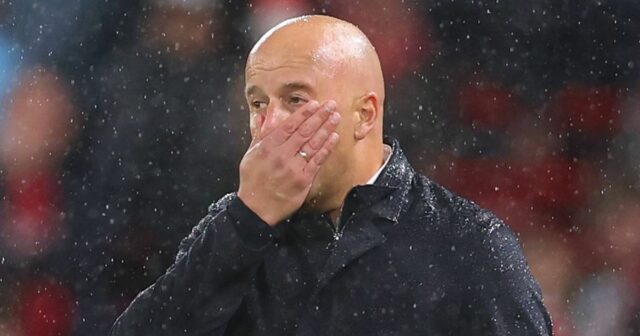 Hviezda Liverpoolu čaká na zdĺhavú prestávku kvôli zraneniu, pretože Arne Arne Slot z Liverpoolu vyzerá skľúčene po tom, čo Ismaila Sarr z Crystal Palace (bez obrázku) strelil druhý gól svojho tímu počas zápasu štvrtého kola Carabao Cupu medzi Liverpoolom a Crystal Palace na Anfielde.