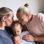 Matildas Star Tameka Yallop (vpravo) víta nový prírastok do svojej rodiny, Baby Nova