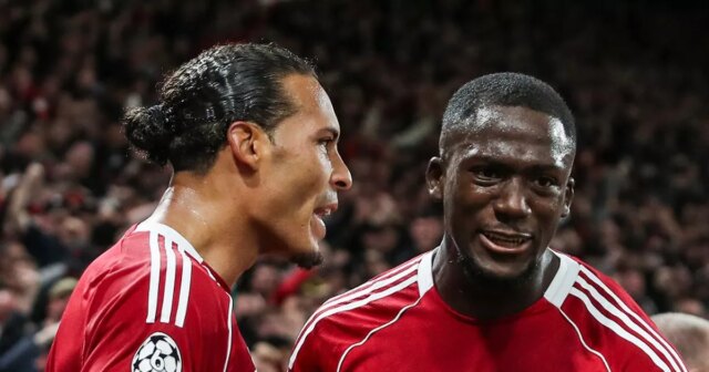 Ibrahima Konate a Virgil van Dijk.