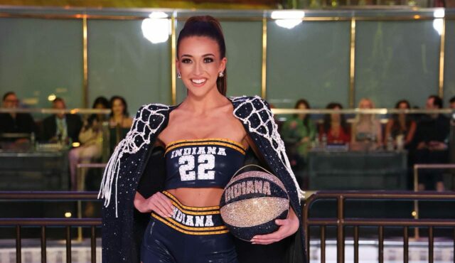 Informácie WNBA: Zástupkyňa Miss Indiana Caitlin Clark v súťažnom oblečení 

