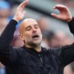 Pep Guardiola reaguje počas zápasu Premier League vo Villa Parku v Birminghame