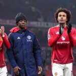 MANCHESTER, ANGLICKO - 16. JANUÁRA: Bruno Fernandes, Kobbie Mainoo a Joshua Zirkzee z Manchestru United uznali domácu podporu po zápase Premier League medzi Manchester United FC a Southampton FC na Old Trafford 16. januára 2025 v Manchestri v Anglicku. (Foto: Alex Livesey - Danehouse/Getty Images)