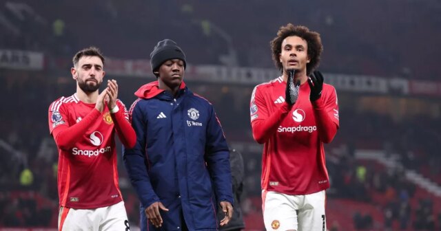 MANCHESTER, ANGLICKO - 16. JANUÁRA: Bruno Fernandes, Kobbie Mainoo a Joshua Zirkzee z Manchestru United uznali domácu podporu po zápase Premier League medzi Manchester United FC a Southampton FC na Old Trafford 16. januára 2025 v Manchestri v Anglicku. (Foto: Alex Livesey - Danehouse/Getty Images)