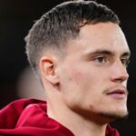 Florian Wirtz útočiaci na stredné pole Liverpoolu a Nemecka, ktoré predchádzali uzačenie Ligy majstrov UEFA 2025/26 ligový fáza MD1 zápas medzi Liverpoolom FC a Atletico de Madrid v Anfielde 17. septembra 2025 v Liverpoole v Anglicku. (Foto: Jose Breton/Pics Action/Nurphoto prostredníctvom Getty Images)