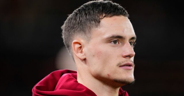 Florian Wirtz útočiaci na stredné pole Liverpoolu a Nemecka, ktoré predchádzali uzačenie Ligy majstrov UEFA 2025/26 ligový fáza MD1 zápas medzi Liverpoolom FC a Atletico de Madrid v Anfielde 17. septembra 2025 v Liverpoole v Anglicku. (Foto: Jose Breton/Pics Action/Nurphoto prostredníctvom Getty Images)