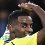Alexander Isak položí ruky na hlavu po tom, čo zmeškal šancu pre Švédsko