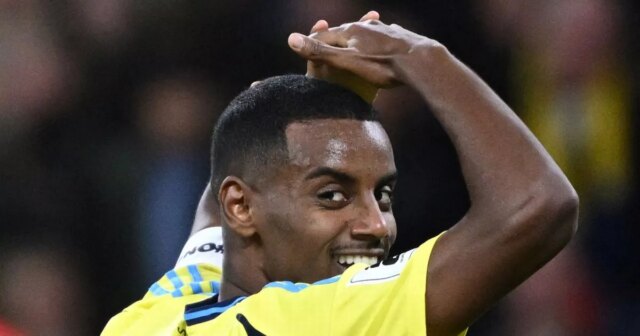 Alexander Isak položí ruky na hlavu po tom, čo zmeškal šancu pre Švédsko
