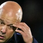 Arne Slot si položí ruku na hlavu