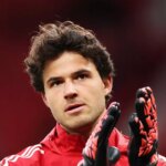 MANCHESTER, ANGLICKO – 20. SEPTEMBER: Senne Lammens z Manchestru United tlieska fanúšikom pri rozcvičke pred zápasom Premier League medzi Manchestrom United a Chelsea na Old Trafford 20. septembra 2025 v Manchestri v Anglicku. (Foto: Jan Kruger/Getty Images)