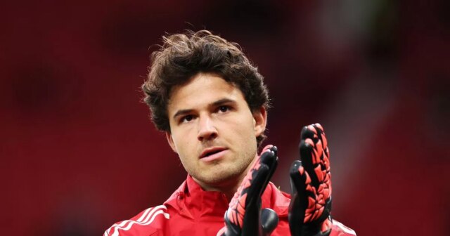 MANCHESTER, ANGLICKO – 20. SEPTEMBER: Senne Lammens z Manchestru United tlieska fanúšikom pri rozcvičke pred zápasom Premier League medzi Manchestrom United a Chelsea na Old Trafford 20. septembra 2025 v Manchestri v Anglicku. (Foto: Jan Kruger/Getty Images)