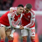 Leandro Trossard z Arsenalu kontroluje zraneného spoluhráča Gabriela Martinelliho v záverečnom hvizde počas zápasu Premier League medzi Arsenalom a Crystal Palace na Emirates Stadium 26. októbra 2025 v Londýne v Anglicku.