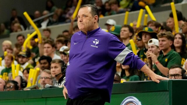Informácie o univerzitnom basketbale: skúška Billy Gillispie Tarleton State 

