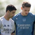 Mikel Arteta hovorí s Viktorom Gyokeresom