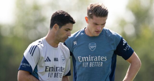 Mikel Arteta hovorí s Viktorom Gyokeresom