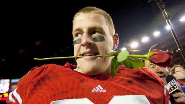 JJ Watt šťastne upečil svoj pohľad počas celého Wisconsinského mediálneho dňa v roku 2008 

