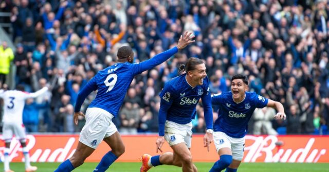 Jack Grealish oslavuje bodovanie víťazného gólu počas zápasu medzi Evertonom a Crystal Palace na Hill Dickinson Stadium 5. októbra 2025